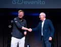Oliver Heer con il responsabile della regata oceanica Mirko Gröschner.
