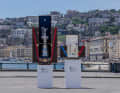 Les symboles de la victoire : le légendaire trophée de l'America's Cup et le trophée de la Louis Vuitton Cup à Naples, où la décision sera prise à l'été 2027.