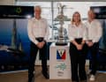 Des célébrités pour la nouvelle équipe d'Australie (de droite à gauche) : Glenn Ashby, Tash Bryant et Grant Simmer avec la Coupe de l'America.
