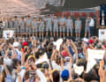 Im Race Village von Cagliaria stellte sich am Eröffnungstag der Vorregatta das italienische Heimteam Luna Rossa unter viel Beifall vor.