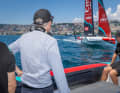 Gaetano Manfredi, maire de Naples, et Grant Dalton, PDG d'Emirates Team New Zealand, dans le golfe de Naples. Lors de cette deuxième journée d'entraînement intensif sur l'AC40, l'équipe teste les conditions sur place, tandis que la ville se prépare à accueillir fièrement la 38e édition de la Louis Vuitton America's Cup.