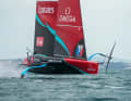 Esattamente un anno prima del primo via, la fase di test dell’Emirates Team New Zealand procede a pieno ritmo. Il «Taihoro» durante il 18° giorno delle prove ufficiali Recon, il 12 giugno 2026. L’imbarcazione da regata AC75 ad alta tecnologia è il punto di partenza con cui i neozelandesi puntano alla storica quarta difesa del titolo consecutiva.