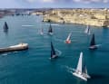 Während die eine Grupe lossegelt, sammelt sich die nächste an der Startlinie in Valletas Grand Harbour.