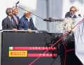 Die Taufpatin Miuccia Prada zerschlug die traditionelle Flasche am Bug des Bootes und taufte es auf den Namen "Luna Rossa"