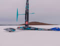 Diese ist 14,2 Meter lang und verfügt über drei Räder und ein Wingsegel 