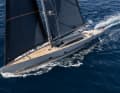 Schrick tra le scotte: Il design largo 9,70 metri convince per le sue prestazioni sportive di bolina. I doppi timoni mantengono la barca in rotta, mentre l'armatore regola le vele premendo un pulsante.