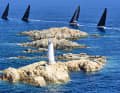 De beaux contrastes : des stratifiés en carbone noir et un phare blanc sur certains rochers de l'archipel de La Maddalena.