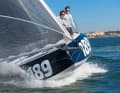 Lennart Burke (l.) und Melwin Fink beim Winter-Training auf ihrer Pogo 40 S4, der Baunummer 7, vor Lissabon
