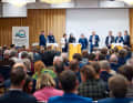 Schleswig-Holsteins Umweltminister Tobias Goldschmidt (mit Mikrofon) mit den Interessenvertretern vor 300 Zuhörern bei der Auftaktveranstaltung zum Konsultationsprozess in Kiel