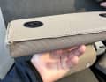 L'attacco è quasi a filo e utilizza un magnete per l'aggancio.