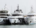 Des yachts à moteur luxueux sont alignés sur le quai et illustrent le haut niveau de qualité des objets exposés dans le port de Palma.