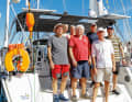 Lo skipper Wolf Knipfer, 75 anni (maglia rossa), con gli ospiti paganti