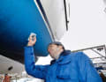Gutachter Gräfer beim Überprüfen eines Rumpfes auf mögliche Osmose-Schäden