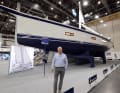L'éditeur de YACHT Jochen Rieker devant le nouveau Hallberg-Rassy 69 lors de la visite vidéo pour YACHT tv