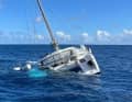 Le catamaran de type Outremer 45 dont la coque s'est remplie.