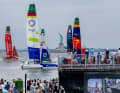 Una scena del SailGP da New York che mostra quanto gli spettatori possano avvicinarsi allo spettacolo velico.