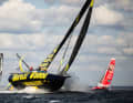 Durante la regata, la "Bureau Vallée" supera la concorrenza solcando il mare agitato.