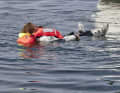 So soll es sein: Die Weste löst aus und dreht die Person im Wasser auf den Rücken.