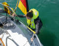 Ist das Crewmitglied noch in der Lage, aus eigener Kraft an Deck zu klettern, ist die Badeleiter die einfachste Option. Mit der Leine den Verunglückten zum Heck leiten. In schwerer See kann ein stampfendes Heck allerdings gefährlich werden