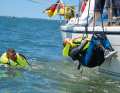Ist die Person zu geschwächt oder sogar bewusstlos, muss ein Crewmitglied ins Wasser, um sie einzupicken oder um ihr eine improvisierte Rettungsschlaufe umzulegen