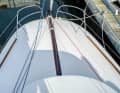 The extendable carbon bowsprit is positioned openly in a trough. Its lines minimise the slip resistance on the foredeck