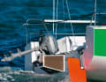 The outboard motor can easily remain attached to the stern while sailing. The bracket is easy to attach