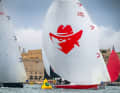 Avec le numéro de voile GER 8399 vers la victoire : "Red Bandit".