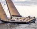 Avec ses 39 mètres de long, le Swan 128 est le plus grand yacht de la ligne Maxi qui compte quatre modèles. Grâce à son foc auto-vireur et à ses winchs capricieux pour les écoutes de grand-voile et d'avant, il peut être navigué confortablement même avec un équipage réduit. La ligne Maxi est laminée en Finlande.