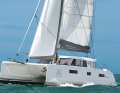 Nautitech 40 Open : un peu plus petit que la concurrence, mais aussi relativement plus léger. Il y a deux postes de pilotage à l'arrière des coques. Fort sous la voile