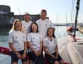 Hier stellt "DMG Mori Global One"-Skipper Kojiro Shiraishi (o.r.) sein Team vor: Unten rechts sitzt Bordreporterin Anne Beaugé, neben ihr die Seglerinnen Arisa Moriya und Samantha Davies. Neben Shiraishi steht Nico "The Brain" Lunven, der mit Boris Herrmann das letzte Ocean race um die Welt bestritt und gerade das Figaro gewonnen hat.
