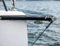 Den Bugspriet aus Carbon kann man in zwei Längen bestellen. Der kurze Rüssel wie beim Testschiff gehört zur Standardausstattung. Eine Ankerrolle ist integriert