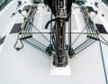 Beaucoup de lignes pour de nombreuses possibilités de réglage et d'ajustement. Le mât est sur le pont et non sur la quille, comme c'est souvent le cas sur les bateaux de performance.
