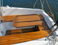 Table and basket: The saloon table can be mounted in the cockpit. Some boats have a pushpit
