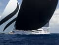 Lors de la régate de Saint-Barth, les départs en kangourou donnent lieu à des rencontres et des changements de position animés. Ici, "Aquarius" (56 m) est au vent de "Hyperion" (47 m), tous deux construits par Royal Huisman.