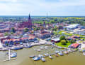 Depuis le club de voile de Barth, on rejoint en quelques minutes à pied le centre-ville de Barth, où se trouve la grande église Sainte-Marie.