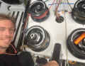 Charlies Cockpit ist extrem kompakt, auch Winschen, Klemmen und Coffee Grinder stehen eng beisammen