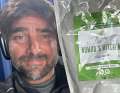 Ein müde wirkender Skipper, der sich auf ein grünes Linsen-Curry freut