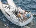 Oceanis 35 : bateau riche en variantes issu du plus grand chantier naval du monde. Autonome grâce aux longs chinois et à l'arceau de tare. Relativement large