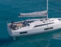 The main boom is fitted remarkably low on the mast, which makes it easier to stow the sail in the lazy bags. The mainsheet is run via a sheet triangle in front of the companionway. The self-tacking jib is standard, but a slightly overlapping genoa is also an option.