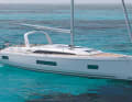 Sporty, modern lines: a low cabin superstructure, a chamfered deck edge, pronounced bilges and a sharply indented waterline aft.