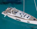 The mast is comparatively far aft. This enables a self-tacking jib as standard with a reasonably large sail area. The overlapping genoa is available as an option.