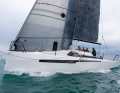 Ofcet 32: la veloce francese può essere ordinata come barca da regata IRC pura o come barca da crociera sportiva con un lungo bompresso e maggiore comfort sottocoperta.