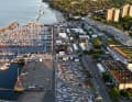Le barche a chiglia nel porto, le derive nei parchi assegnati a terra, oltre al miglio del festival e agli edifici tipici: il Centro Olimpico di Kiel-Schilksee in modalità Kiel Week.