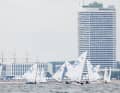 Le champ des dériveurs O devant Travemünde, en arrière-plan on reconnaît les mâts du "Passat".