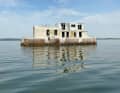 La piattaforma artificiale di Ostervilm, situata nel Bodden di Greifswald, a est dell’isola di Vilm e a circa tre miglia nautiche dal porto di Lauterbach, sull’isola di Rügen. L’ex impianto di smagnetizzazione della Marina popolare della DDR necessita di un intervento di risanamento. Due appassionati intendono occuparsene; è possibile sottoscrivere quote per un valore di 999 euro.