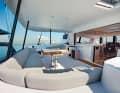 The overhanging bimini covers the entire outdoor area. The cockpit can also be completely closed with flexible side panels