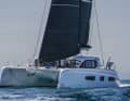 Elevata identità del marchio. La forma della sovrastruttura della cabina è tipica dei catamarani Outremer.