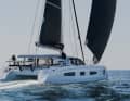 Wie ein tiefergelegter Sportwagen. Der Outremer 52 ist vergleichsweise breit, der Freibord bleibt aber nur gemäßigt hoch