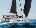 The construction of the Outremer is not as high as is usually the case with cruising catamarans. The boom remains close above the cabin roof