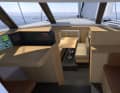 La cabina di pilotaggio con parabrezza offre all'equipaggio una chiara visuale in avanti e sulle vele.